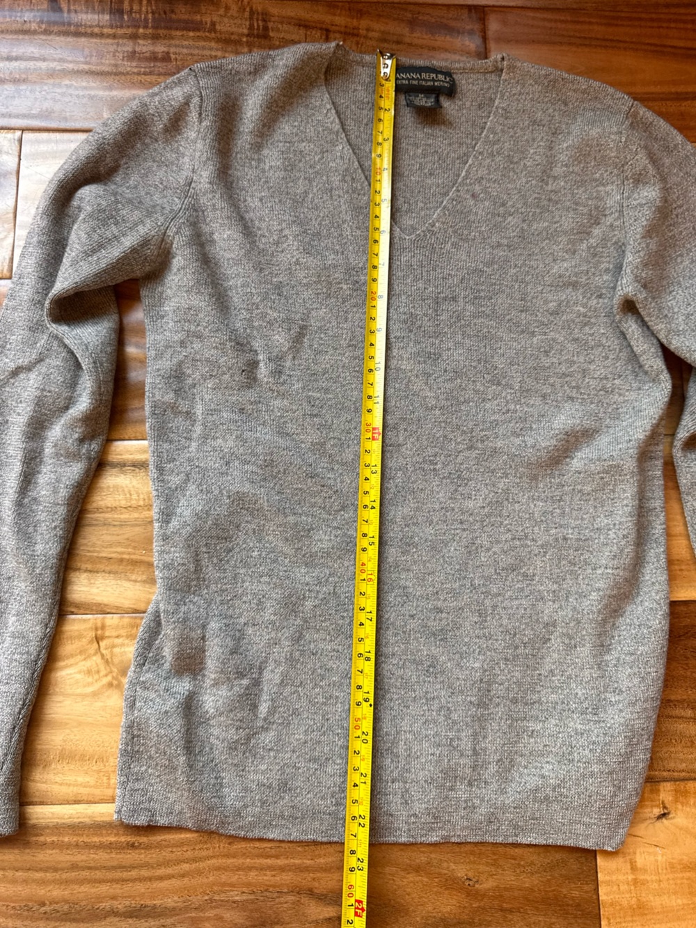 Banana Republic Women's Light Gray V-Neck Italian Wool Merino Sweater - Picture 4 of 5